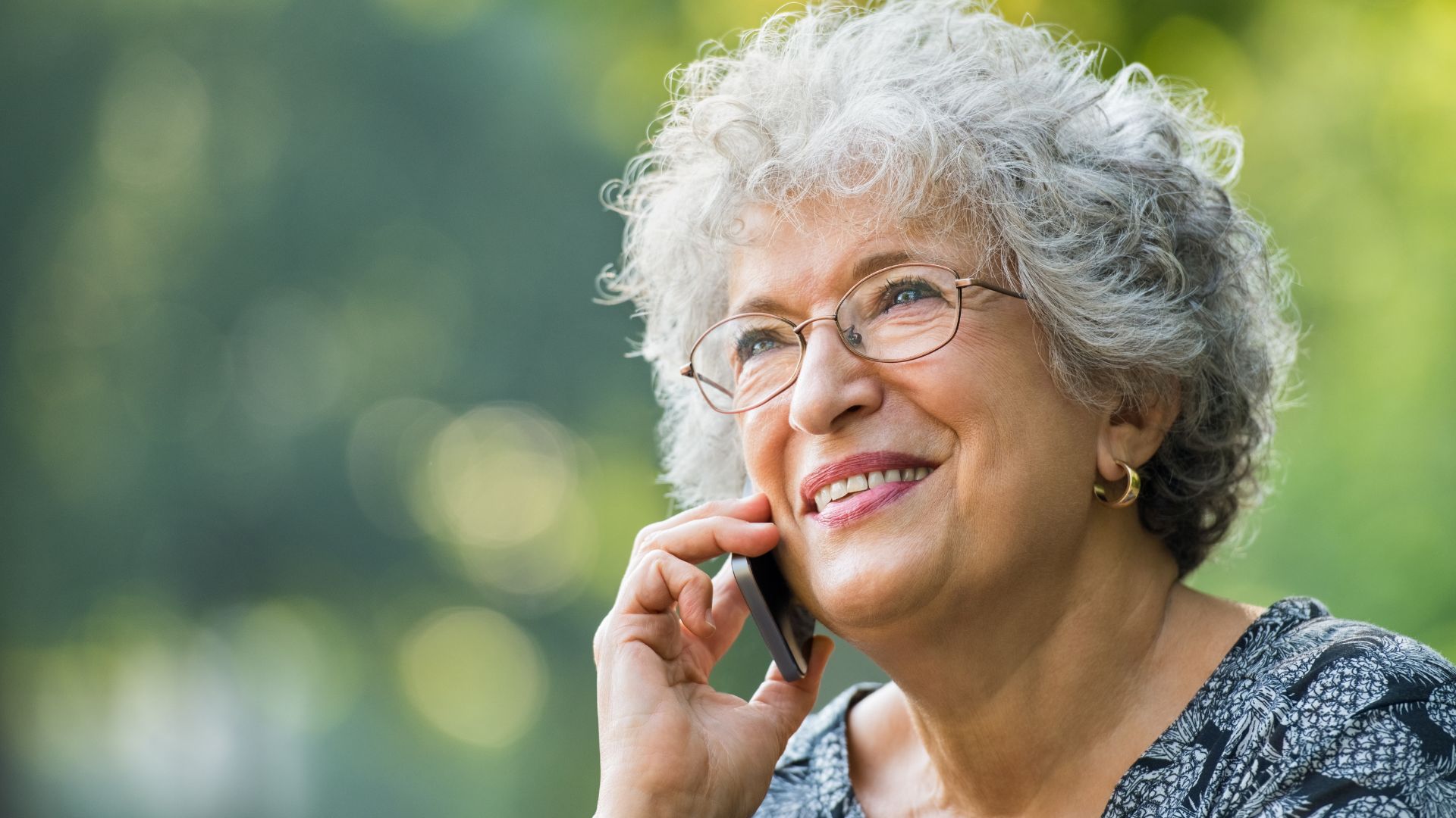 Mujer mayor hablando por el móvil