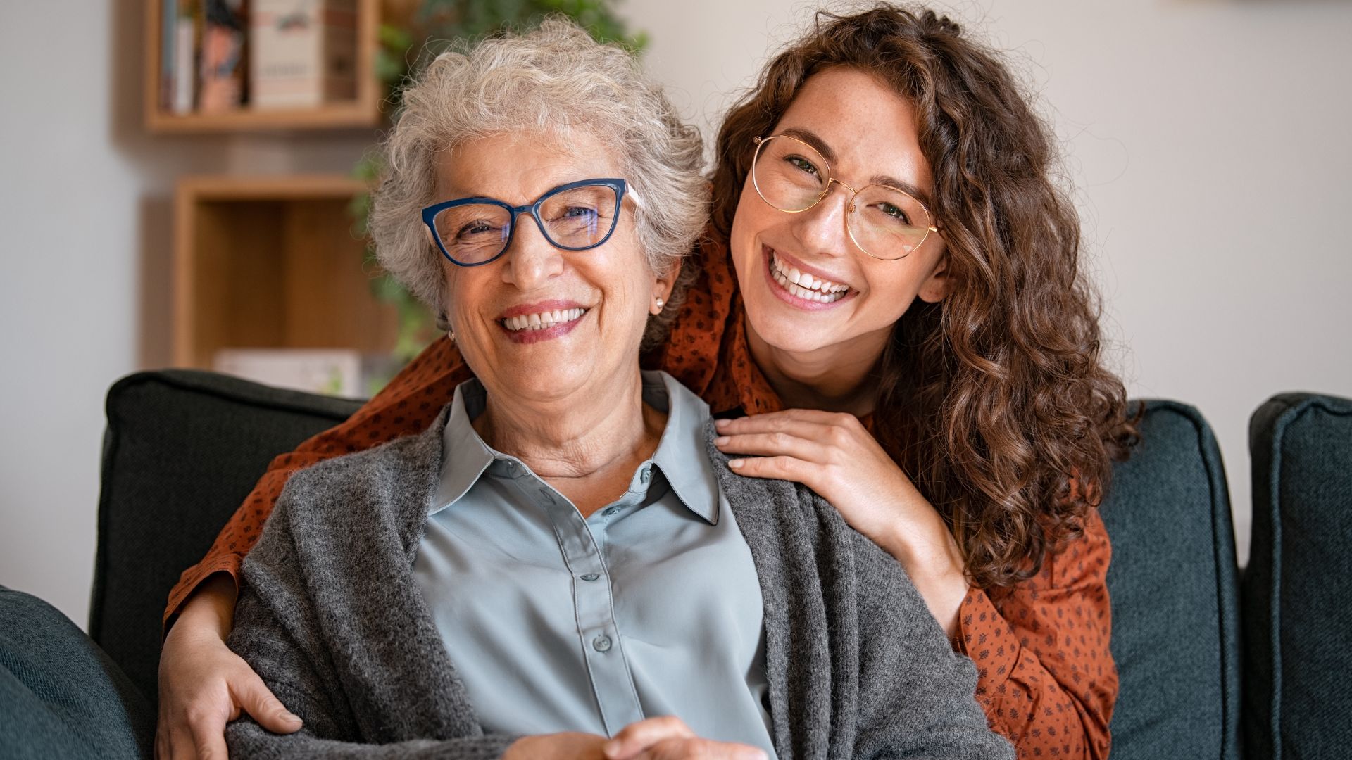 Madre e hija cogidas y sonriendo