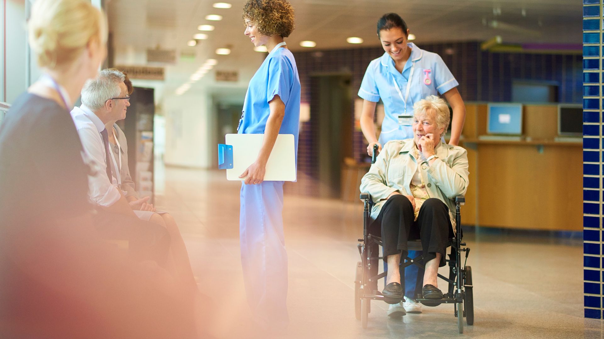 recepción de un hospital. Infermeras y personas.