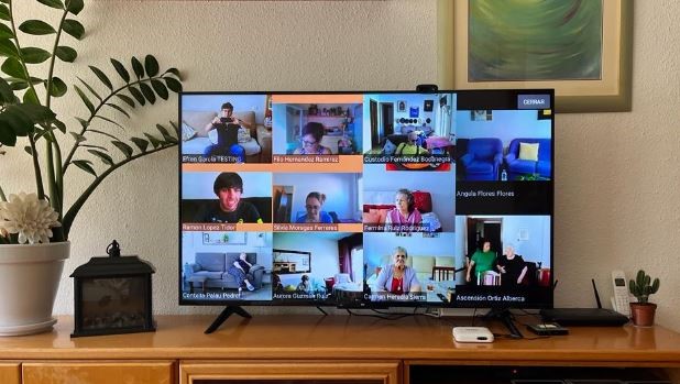 Televisión donde se pueden ver los participantes en el casal online