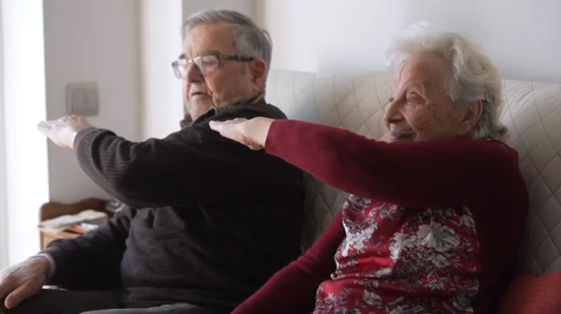 Personas mayores haciendo actividad física con el casal online
