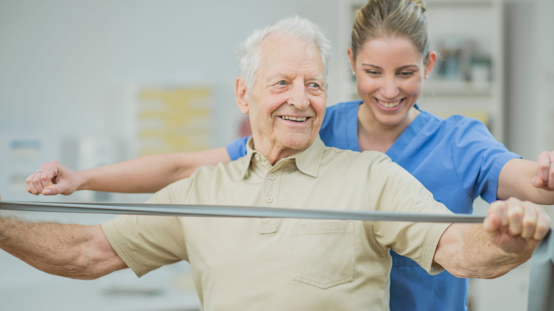 Persona mayor haciendo fisioterapia con una profesional de la residencia