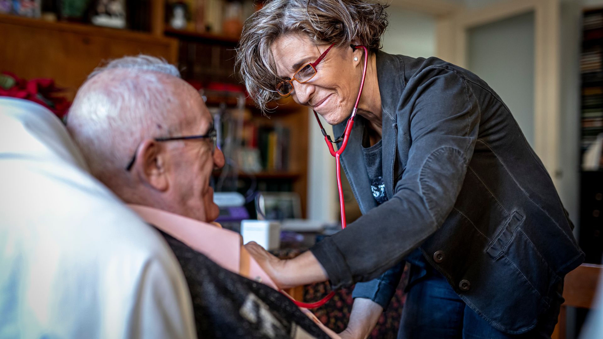 Médica visitando a un paciente en la vivienda