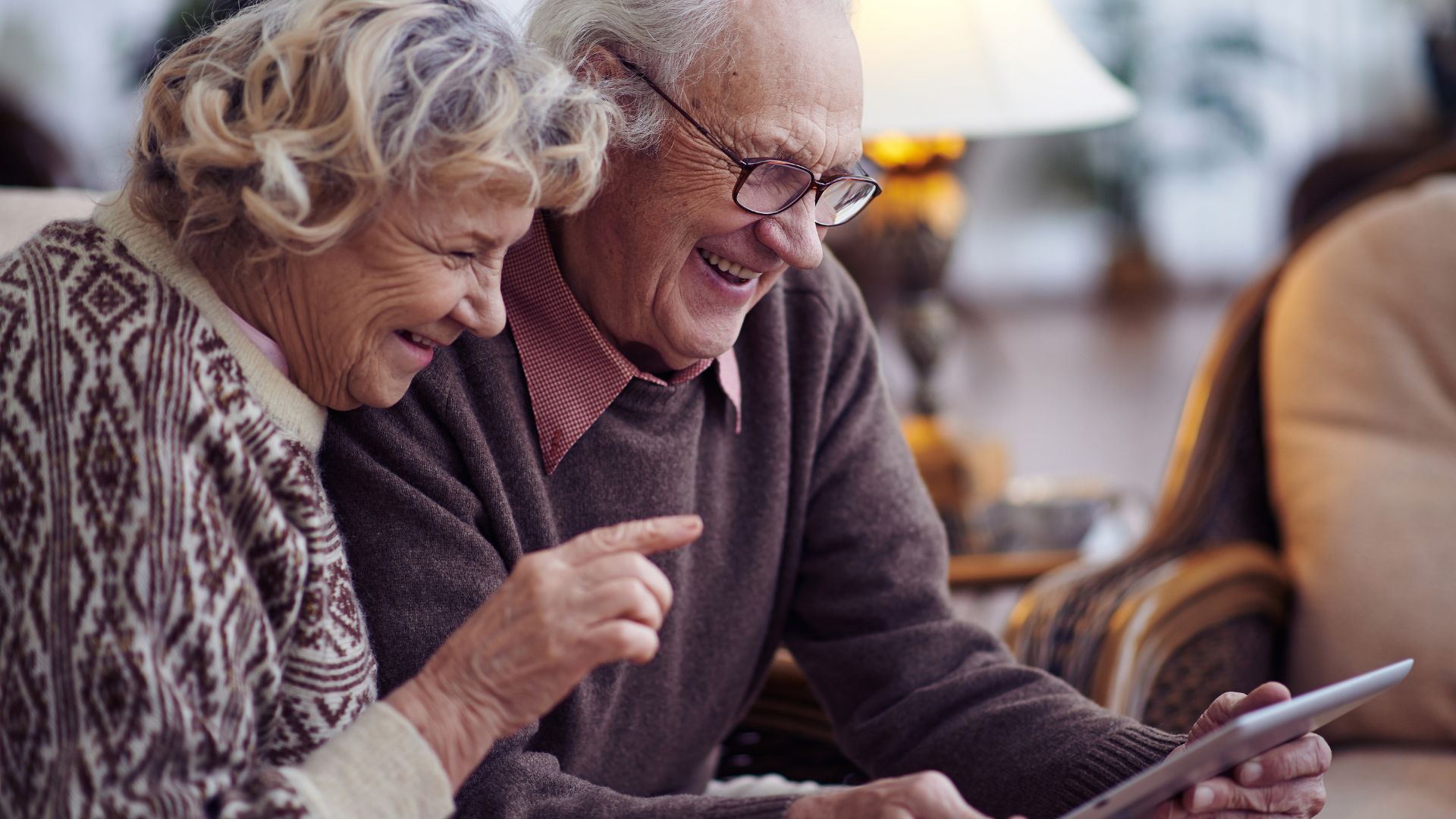 Personas mayores disfrutando con una tablet en una residencia