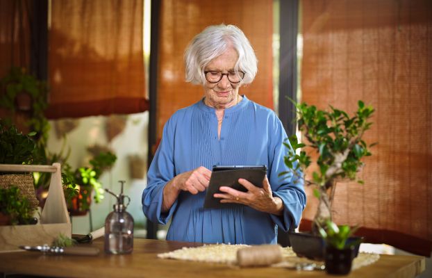 Mujer mayor con una tablet 