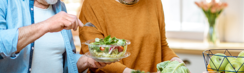 personas mayores cocinando saludable