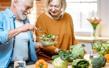 personas mayores cocinando saludable