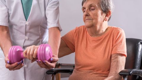 mujer mayor realizando sesión de fisioterapia en un centro de día