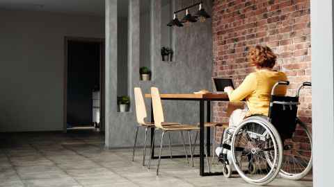 persona en silla de ruedas en su domicilio adaptado