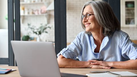 Mujer de unos 50 años frente un ordenador