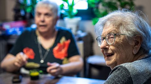 Dos mujeres que viven en una residencia tomando un café