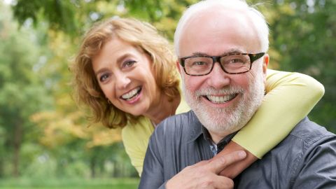 Hija y padre cogidos y sonrientes