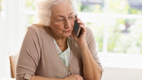 Mujer mayor hablando por el móvil