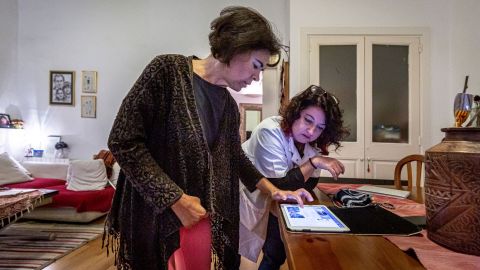 Dos profesionales del servicio de ayuda a domicilio con una tablet para poder monitorizar una persona atendida