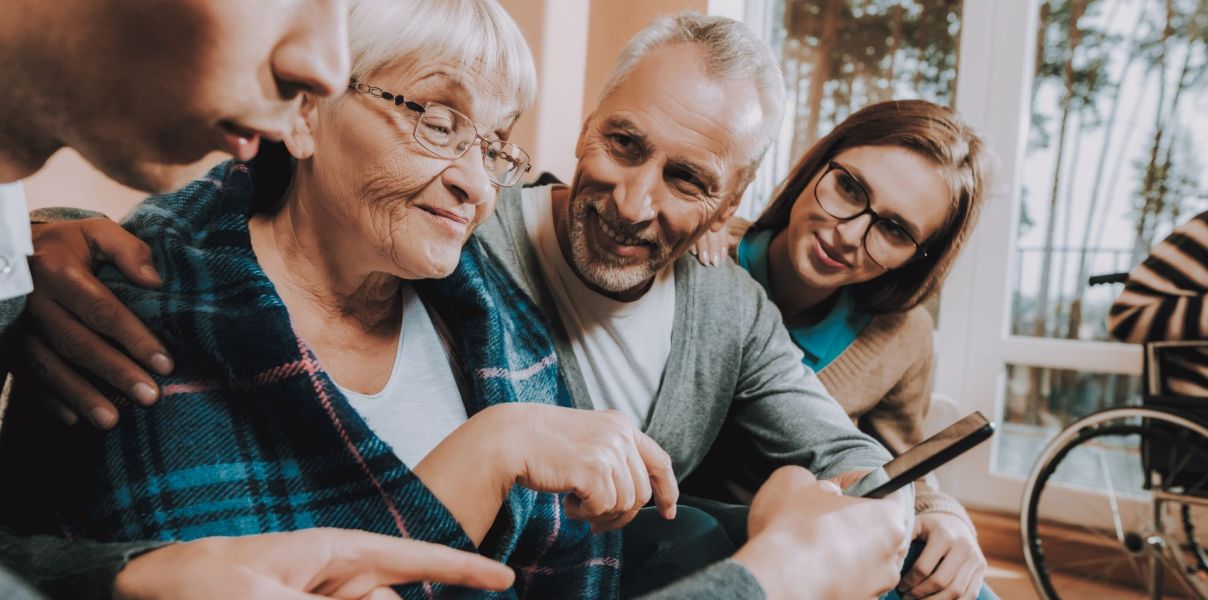 Persona gran amb la seva familia