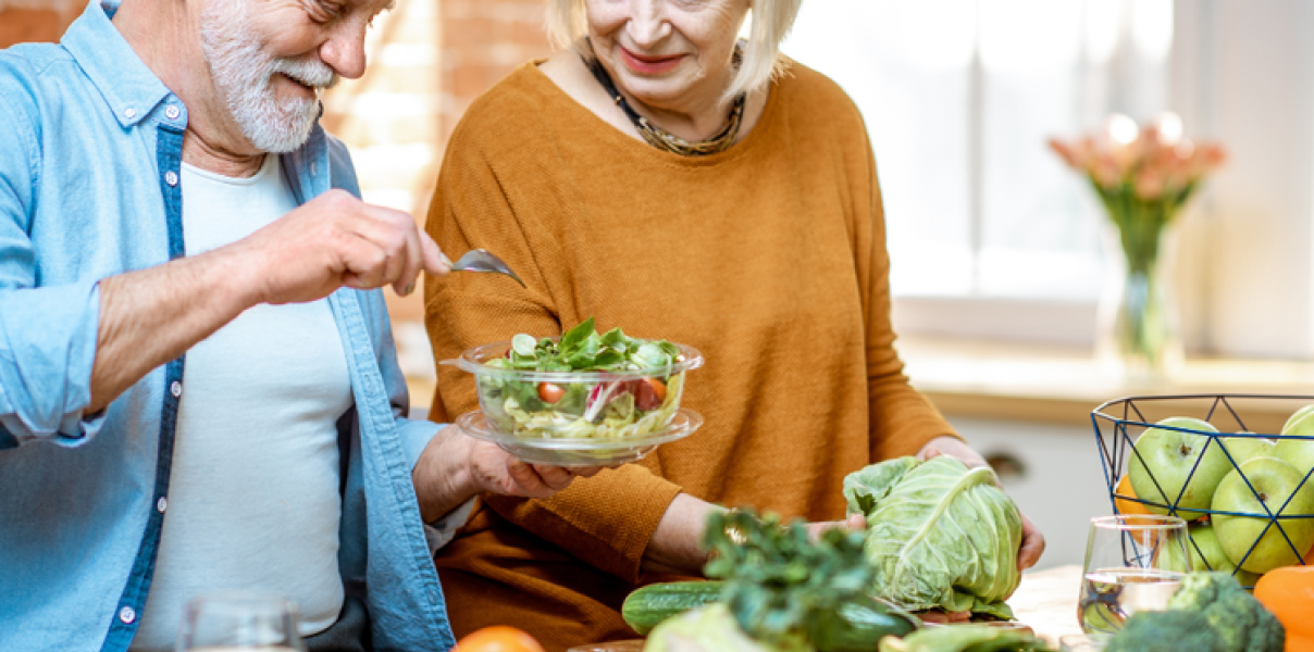 personas mayores cocinando saludable